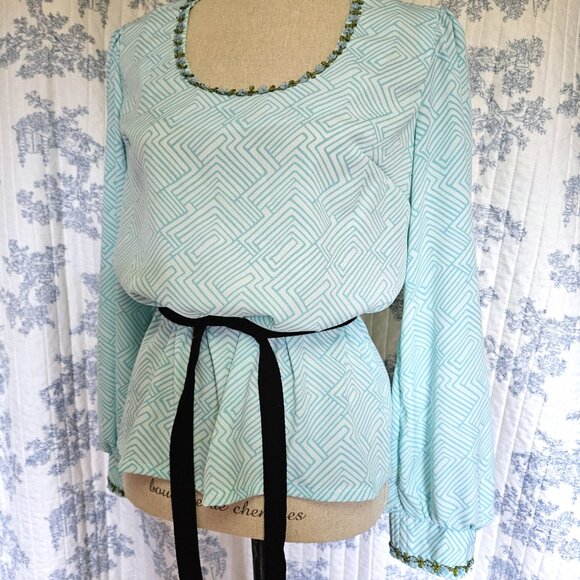 Size M Long Sleeve Blouse Floral Trim New - Picture 12 of 13